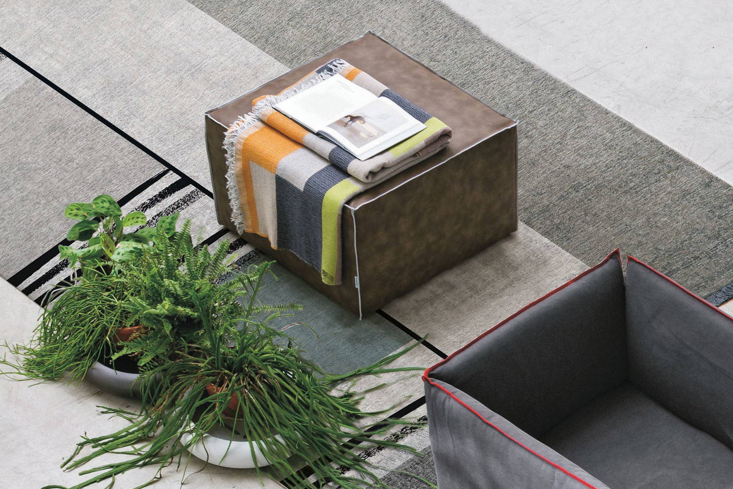 Tomasella Flower Ottoman - Thumbnail 3