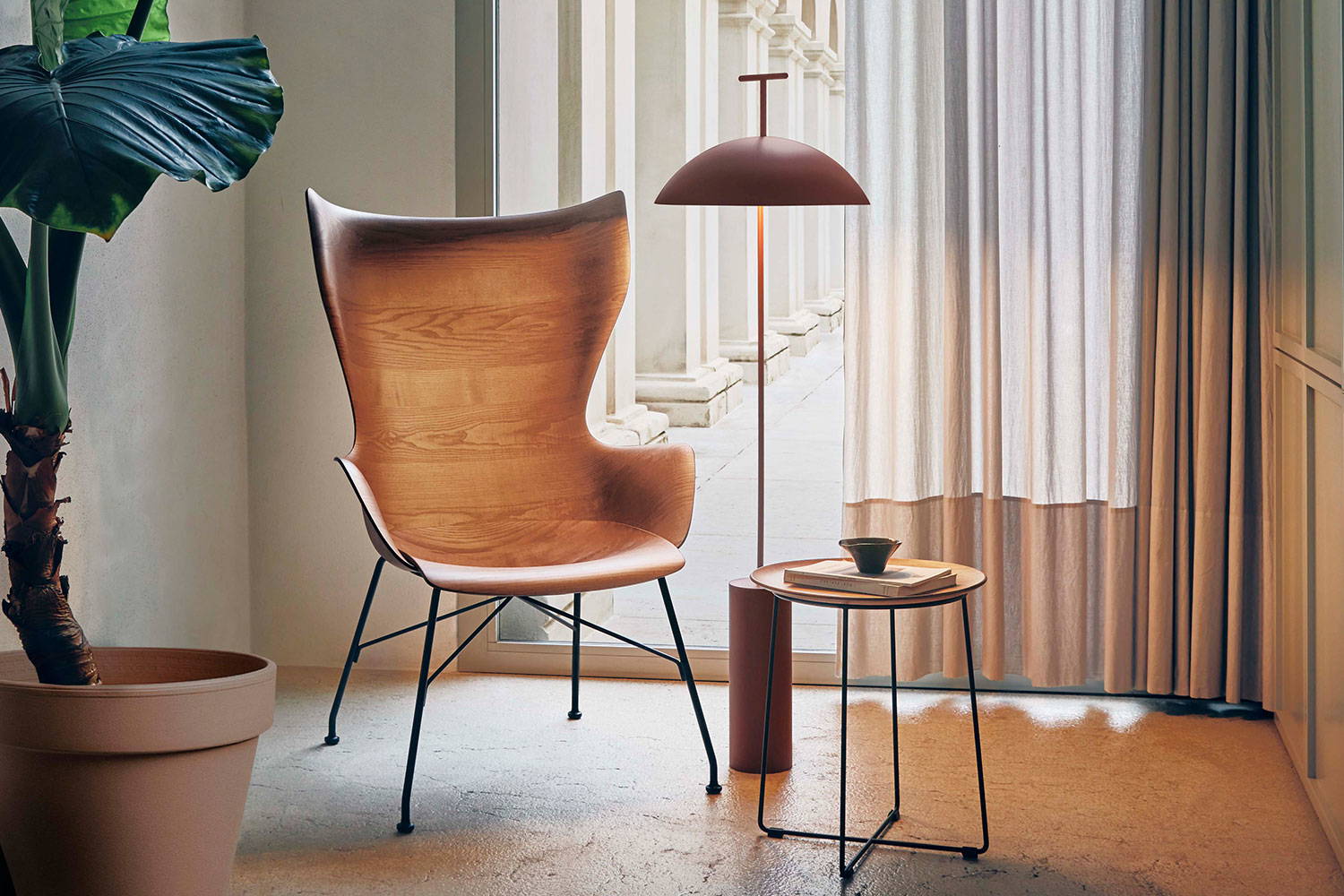 Geen-A Floor Lamp by Kartell | room service 360°