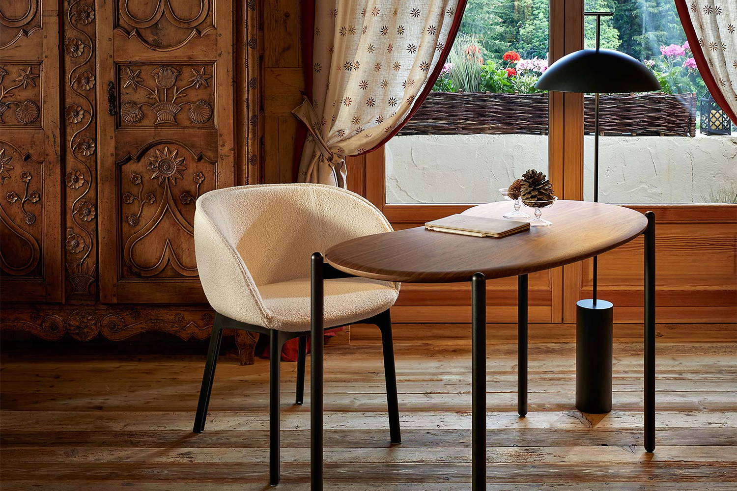 Geen-A Floor Lamp by Kartell | room service 360°
