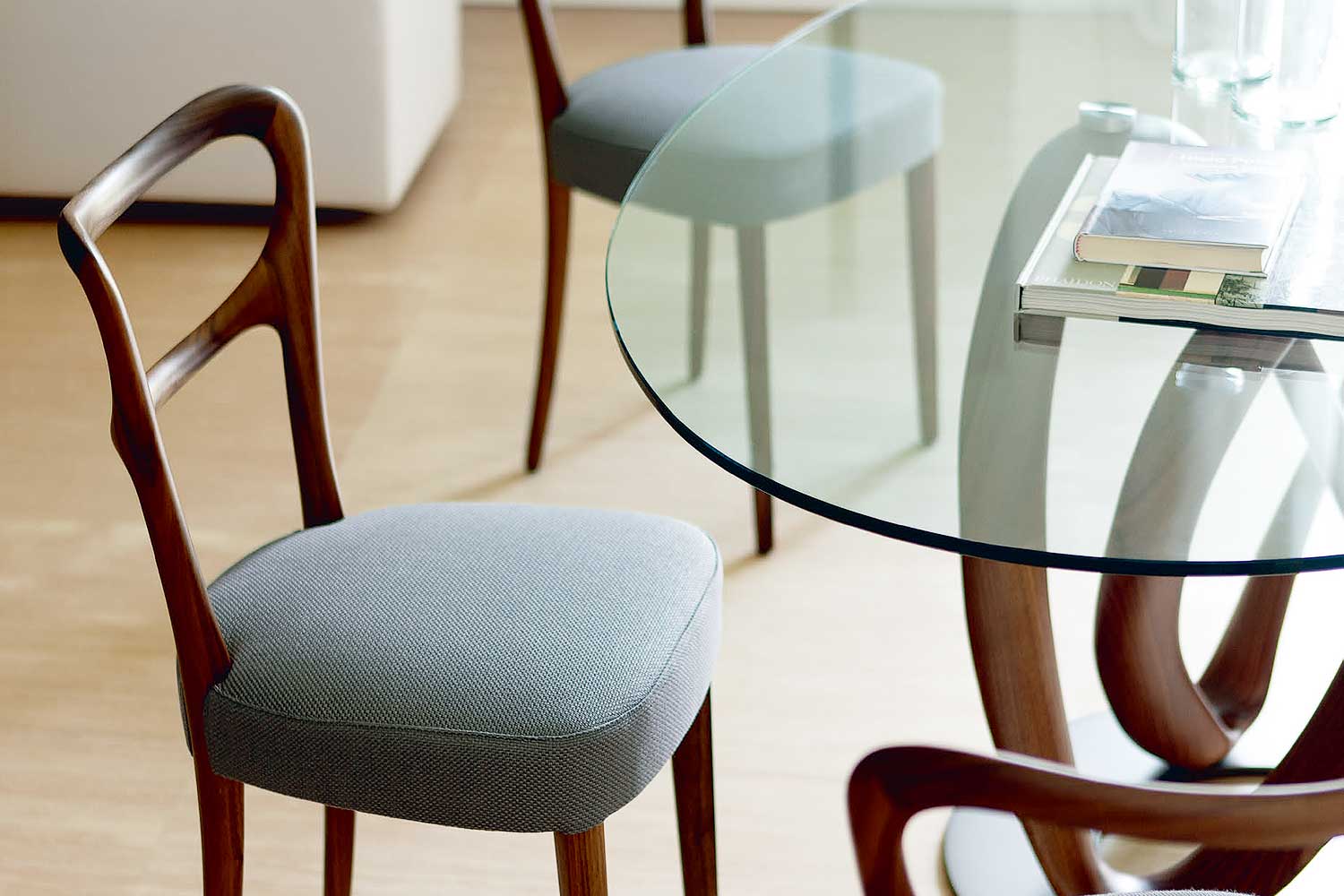 Infinity Glass Round Dining Table by Porada | room service 360°