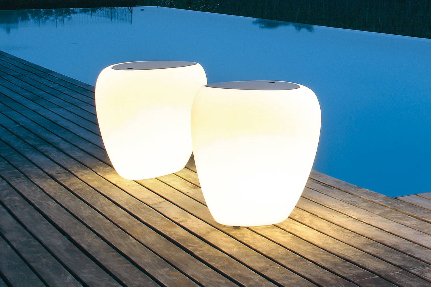 Ios end tables with light by Tonin Casa