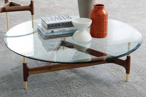 Joint glass coffee table close-up by Porada