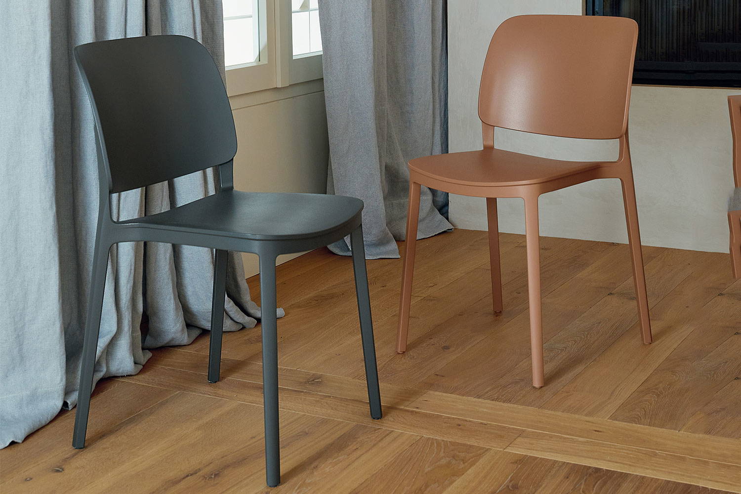 Keai dining chairs in anthracite and caramel finish