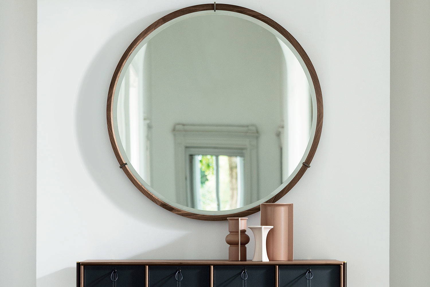 Levante mirror with Bayus console table by Porada
