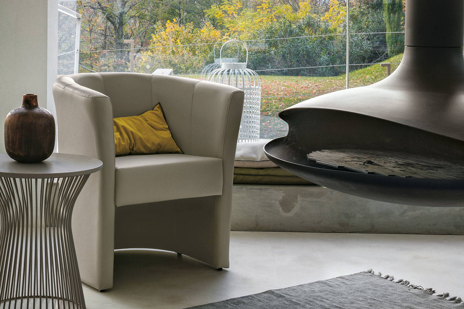 Linda armchair with Brigitte end table