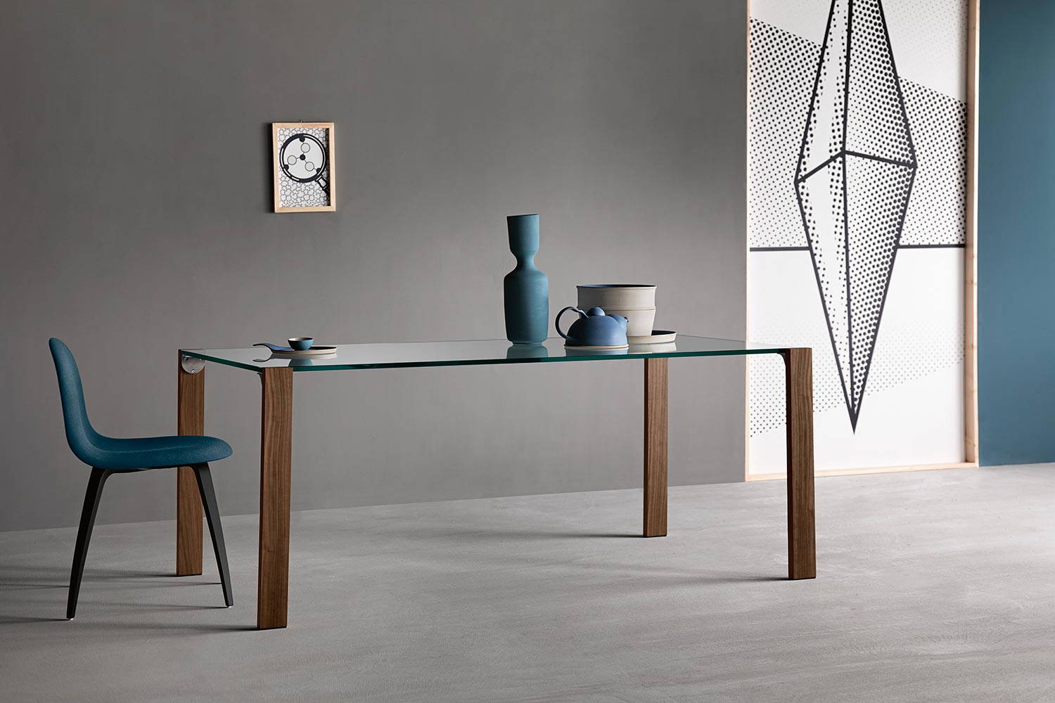 Livingstand dining table with Canaletto walnut legs
