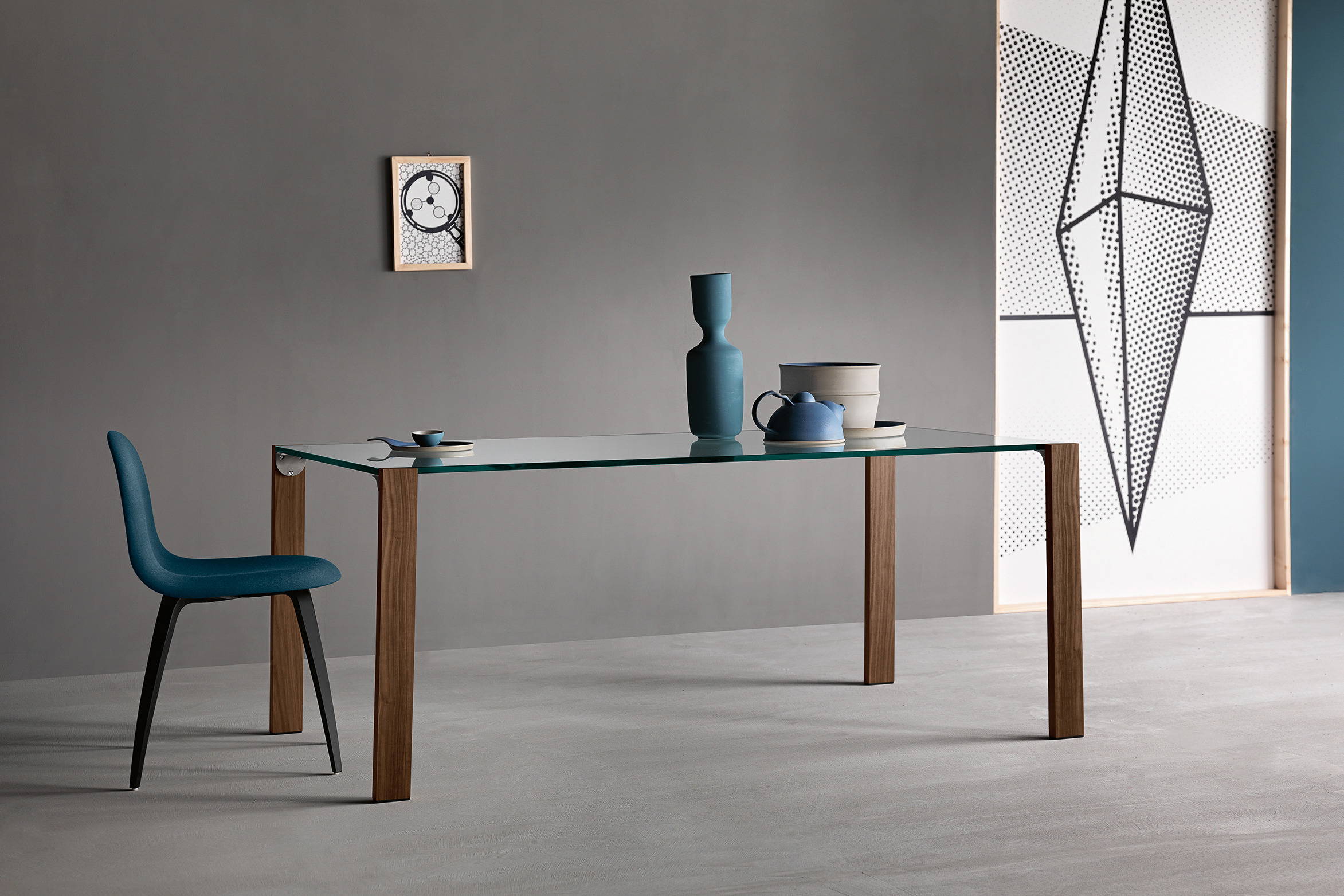 Livingstand dining table with Canaletto walnut legs