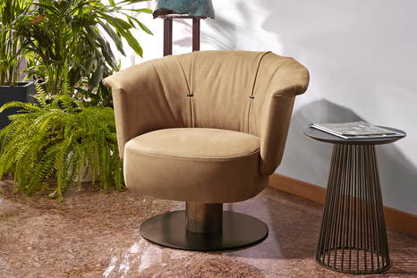 Luna armchair with swivel base next to Gabbia end table