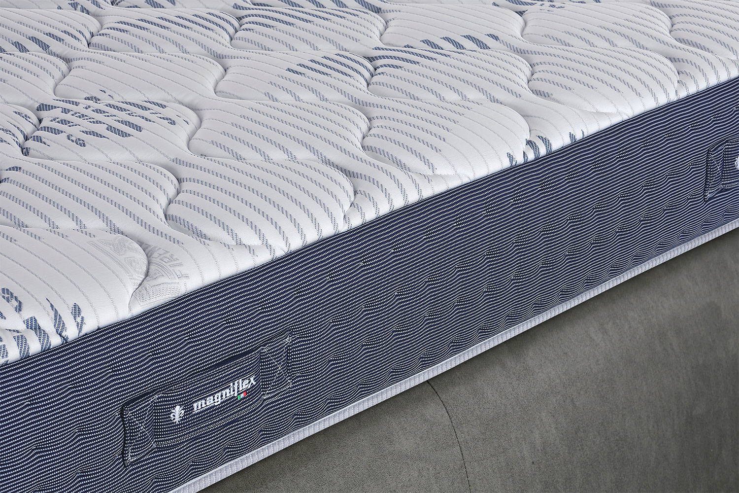 Magnicool Firm 10 Mattress by Magniflex | room service 360°