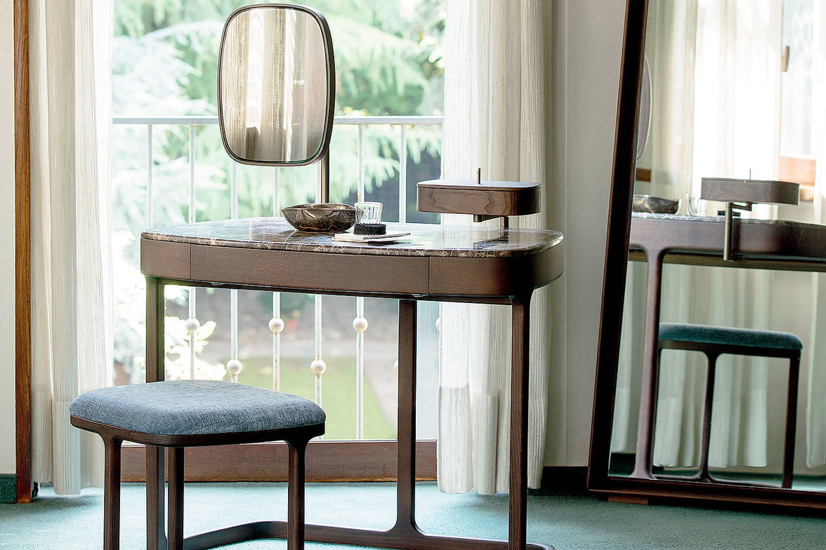 Maskara desk, stool, and mirror set by Porada Maskara desk, stool, and mirror set by Porada