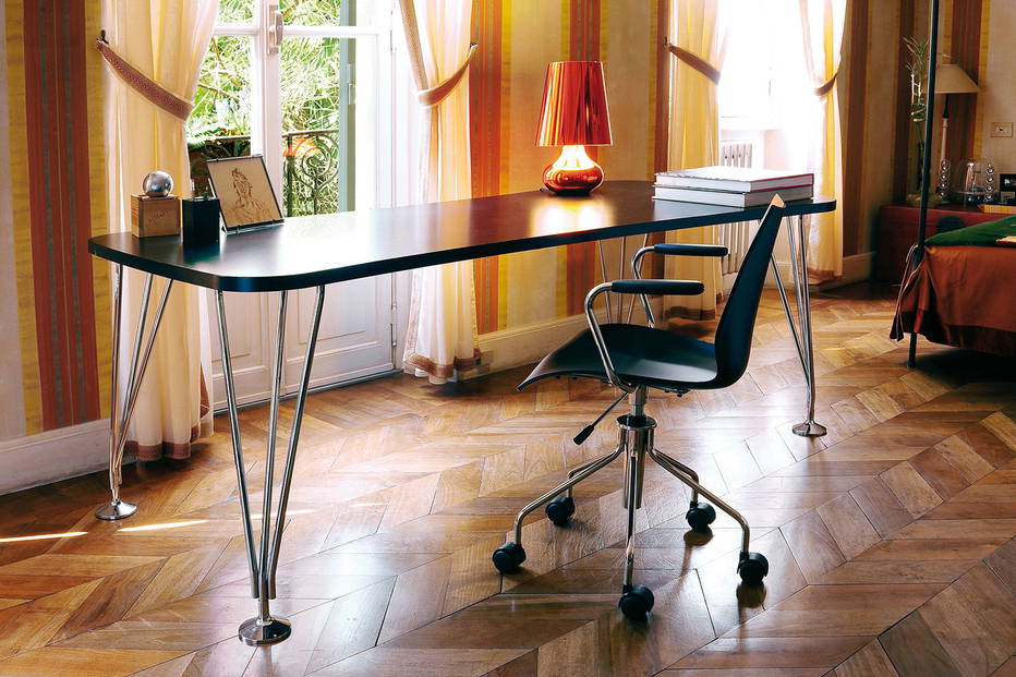 Max dining table designed by Ferruccio Laviani