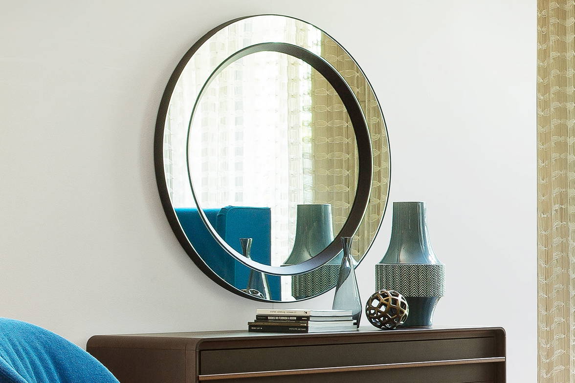 Miss Tondo mirror fixed above Aura chest of drawers by Porada Miss Tondo mirror fixed above Aura chest of drawers by Porada