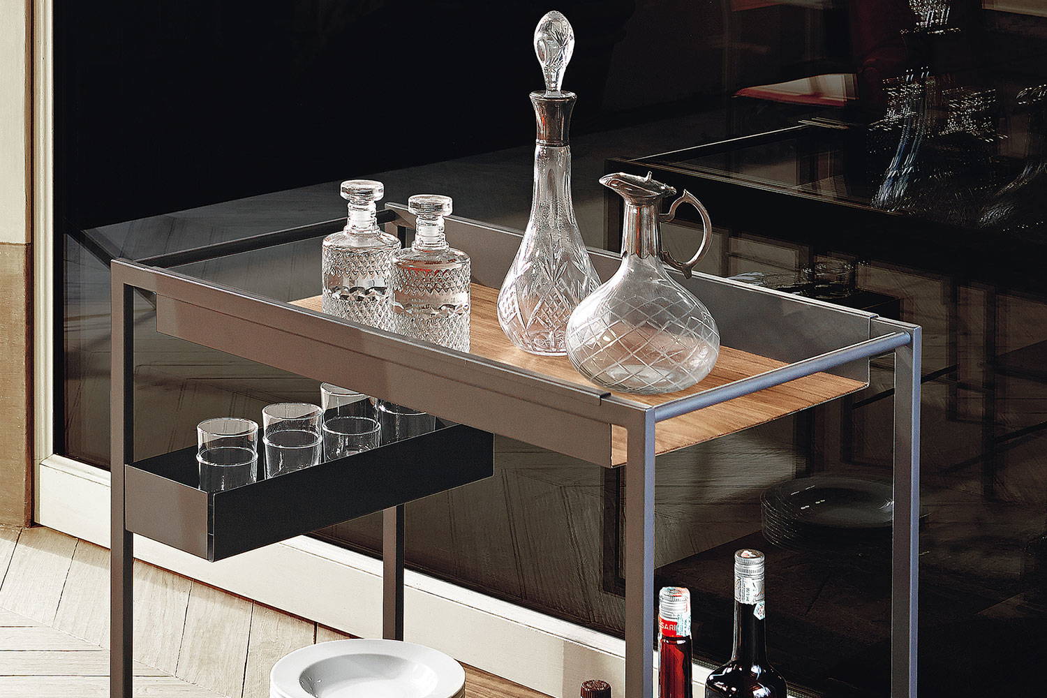 Takanoha NaoイタリアヴィンテージMebelメベルのモダンデスクトレイ Mojito Wood Trolley Bar by Cattelan Italia | room service 360°