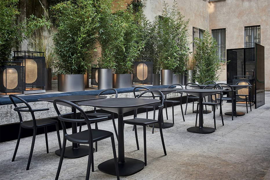 Multiplo Small kitchen tables in black solid stoneware/black base finish with the Generic C Dining Chair