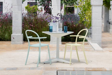 Multiplo Spokes kitchen table with the Generic C Dining Chairs