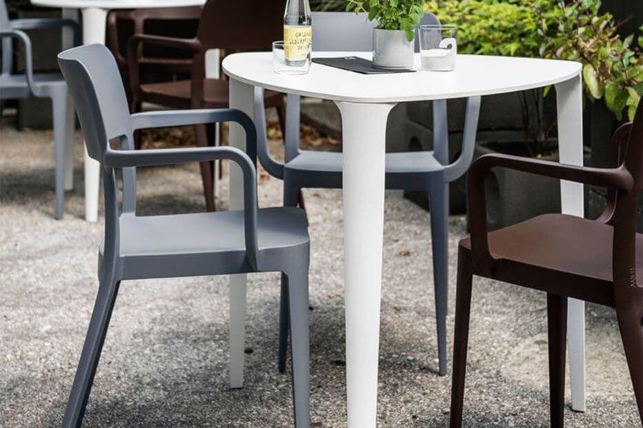 Side view of Nene Outdoor side dining chair