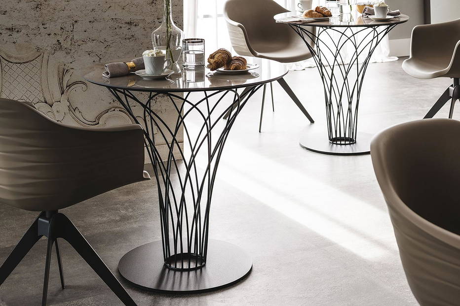 Nido Keramik bistro tables with Indy dining chairs
