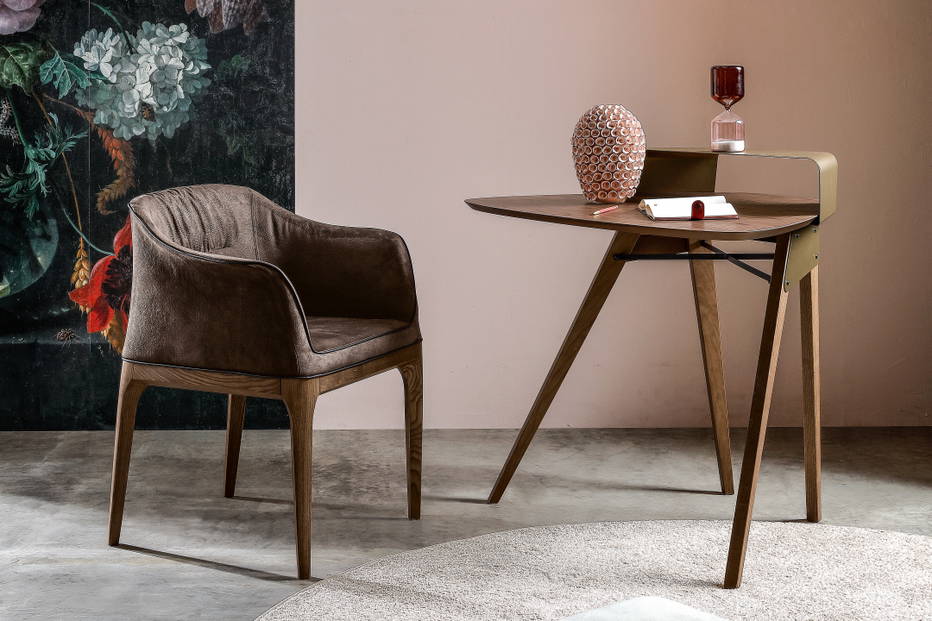 Nipper Vanity Table