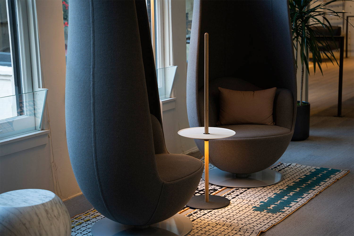 Nivel Pedestal Lamp