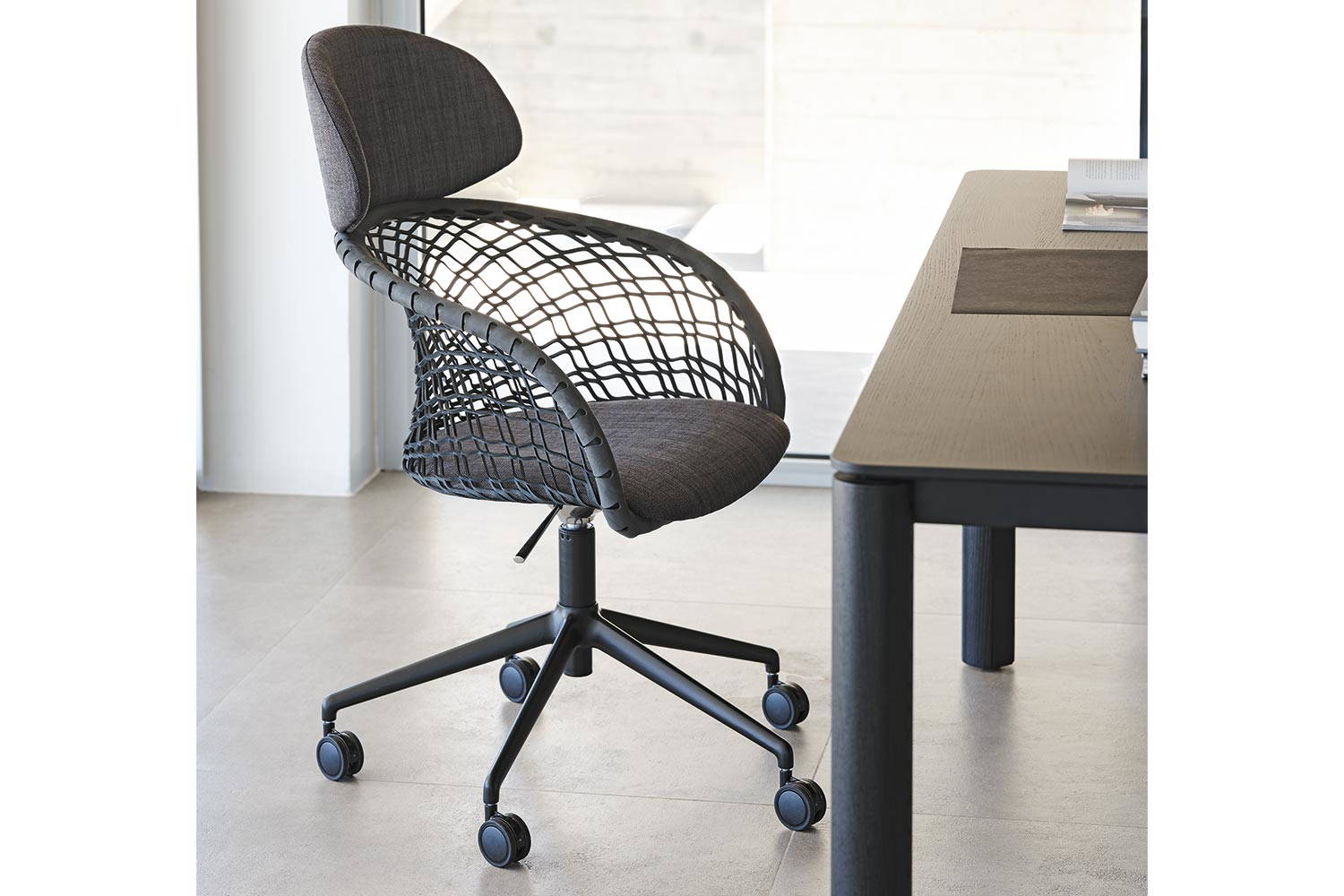P47 Office Chair with headrest by Midj