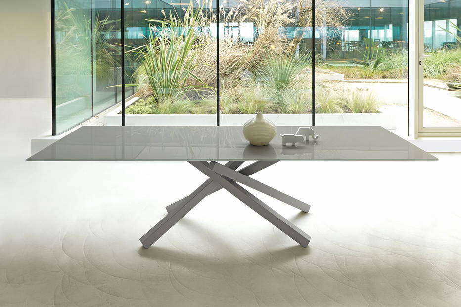 Pechino dining table by Midj is easily customized 