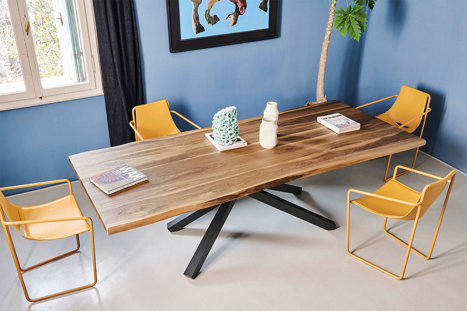 Pechino live edge dining table with Apelle dining chairs by Midj