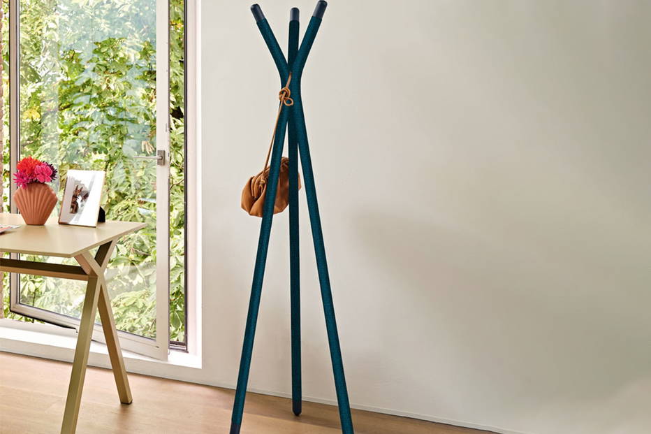 Pippi coat rack with Dama office desk