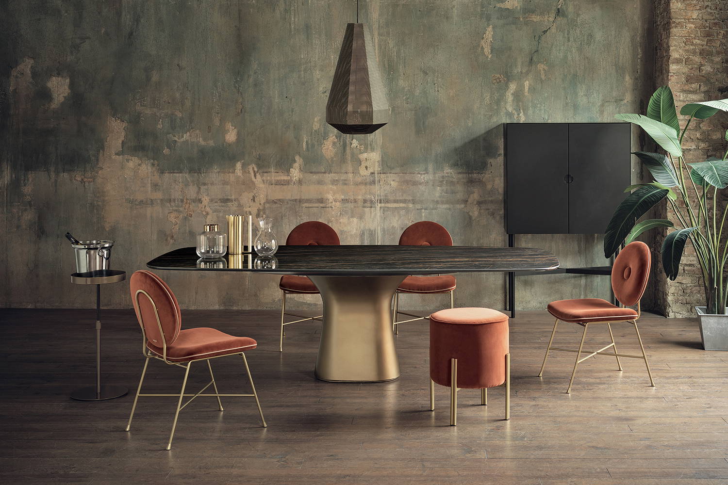 Podium barrel dining table by Shannon Sadler for Bontempi Casa