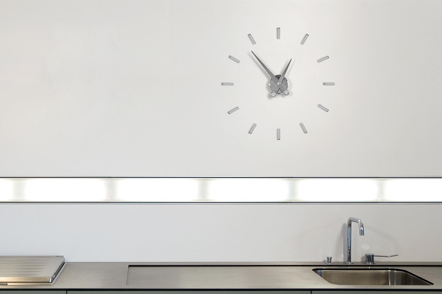 Puntos Suspensivos clock by Nomon