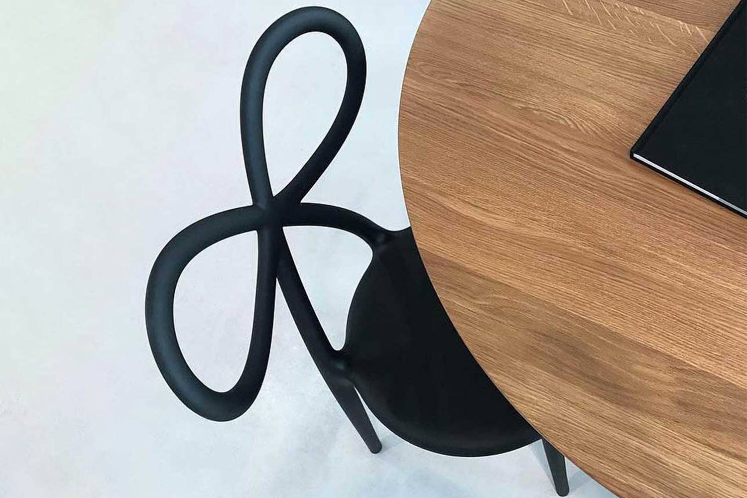 Qeeboo リボンチェア RIBBON CHAIR ブラック Ribbon Dining Chair by Qeeboo | room service 360°
