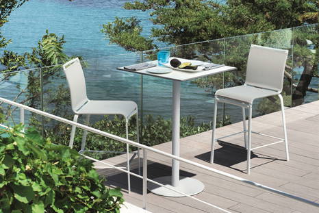 Rico bar table with the Net bar stool