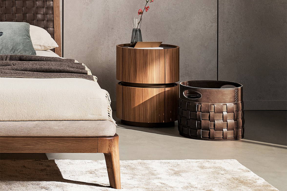 The Roger basket with the Moneypenny nightstand. The Roger basket with the Moneypenny nightstand.