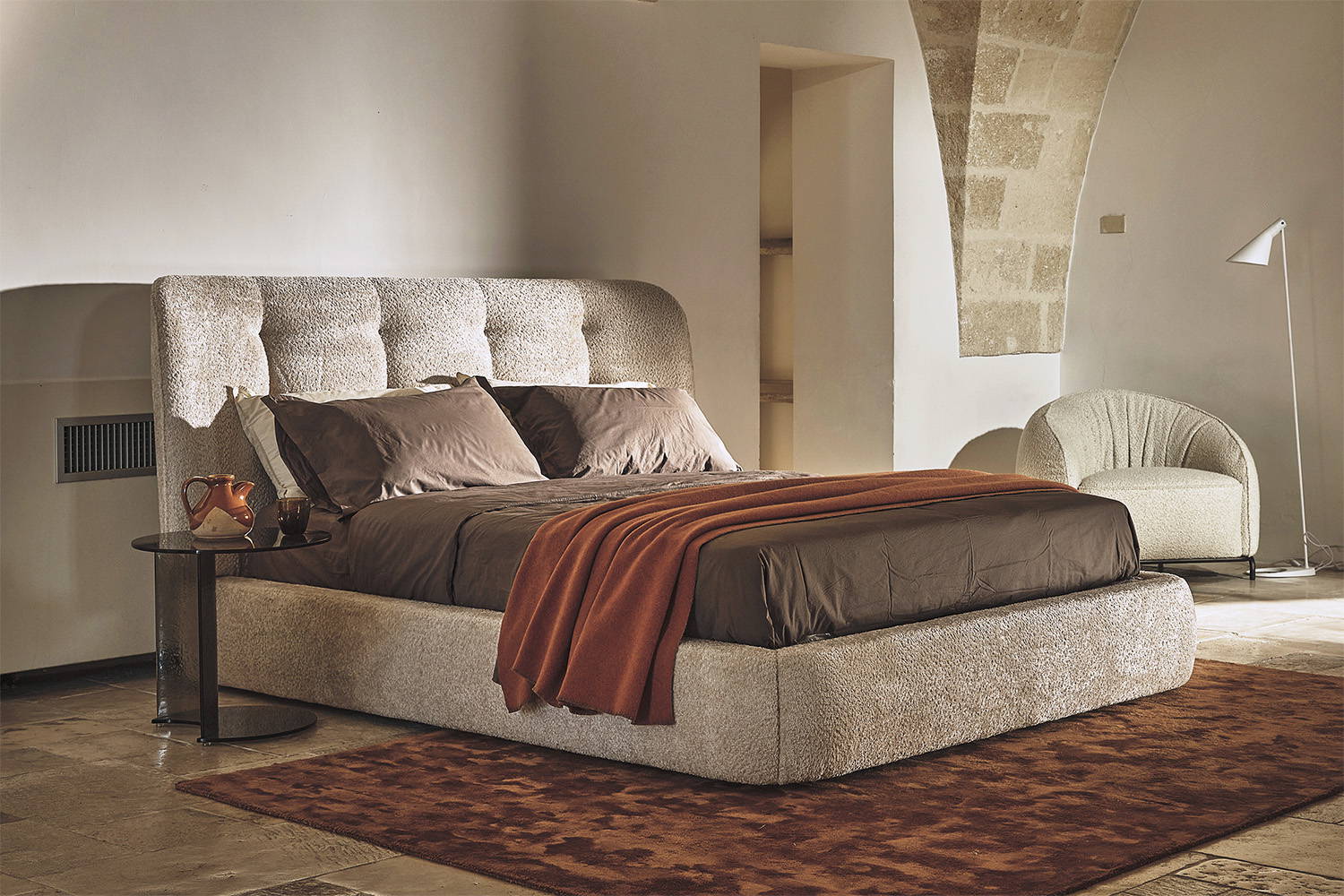 Rubicon high bed in fabric with Berger coffee tables