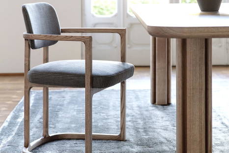Serena dining chair close-up with Quadrifoglio dining table by Porada