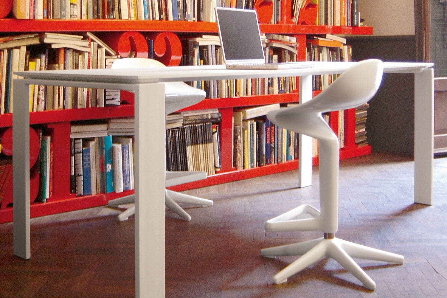 Spoon Bar Stool by Kartell | room service 360°
