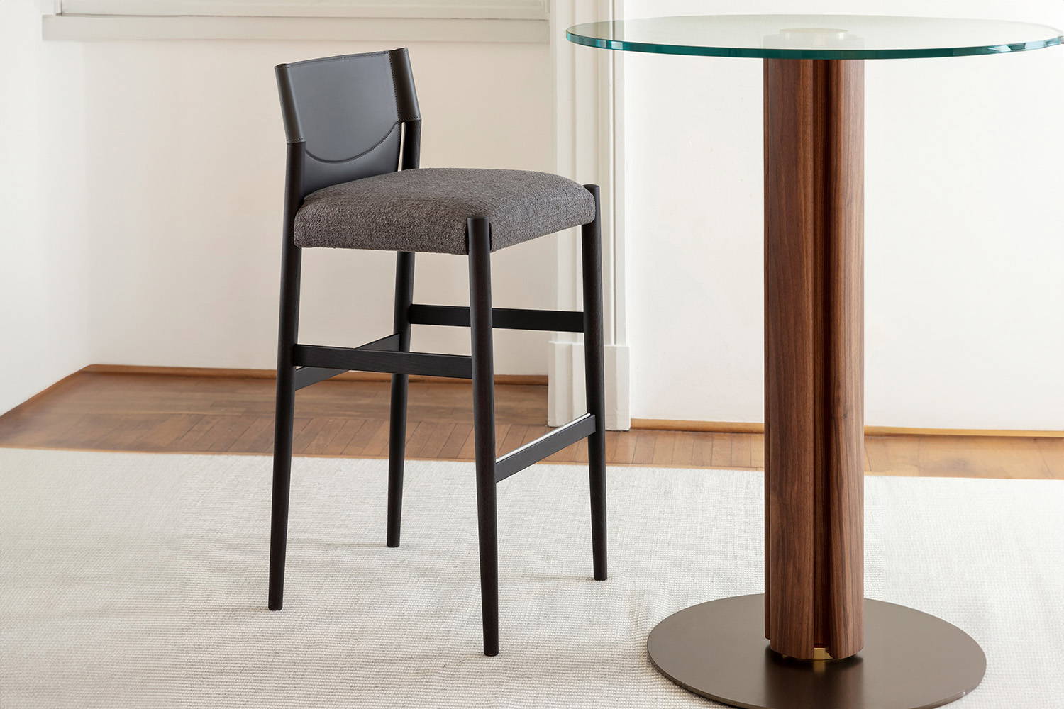 Sveva stool close-up with round table by Porada