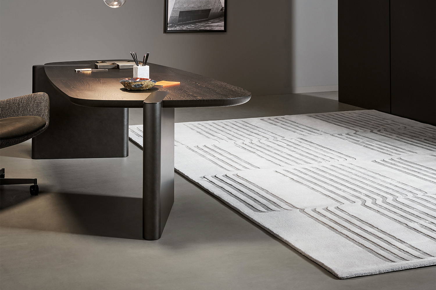 The Tangeri rug with the Flatiron desk.