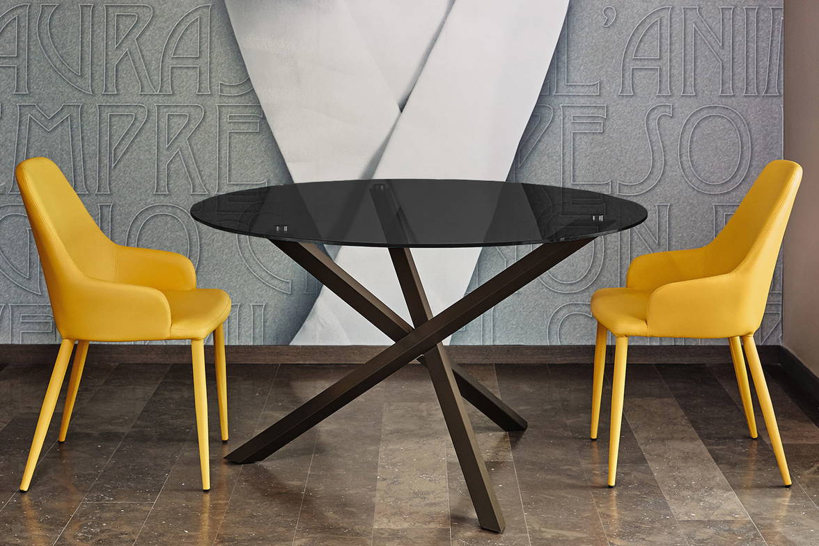 Trio kitchen table with black glass Trio kitchen table with black glass