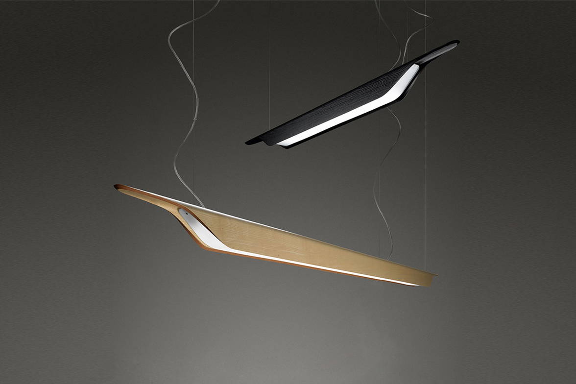Troag linear suspension light in natural and black colors Troag linear suspension light in natural and black colors