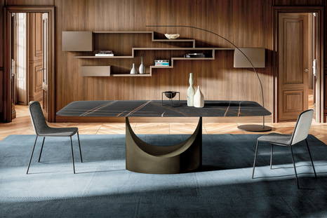 U barrel dining table with Pletra dining chairs by Lago is made in Italy