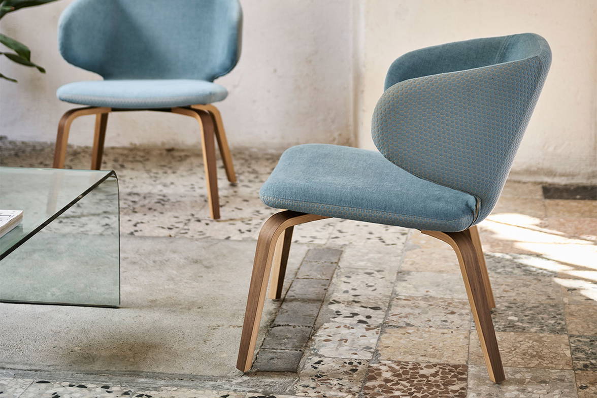 Wrap lounge chairs by Midj side view (multicolor upholstery is available on request) Wrap lounge chairs by Midj side view (multicolor upholstery is available on request)