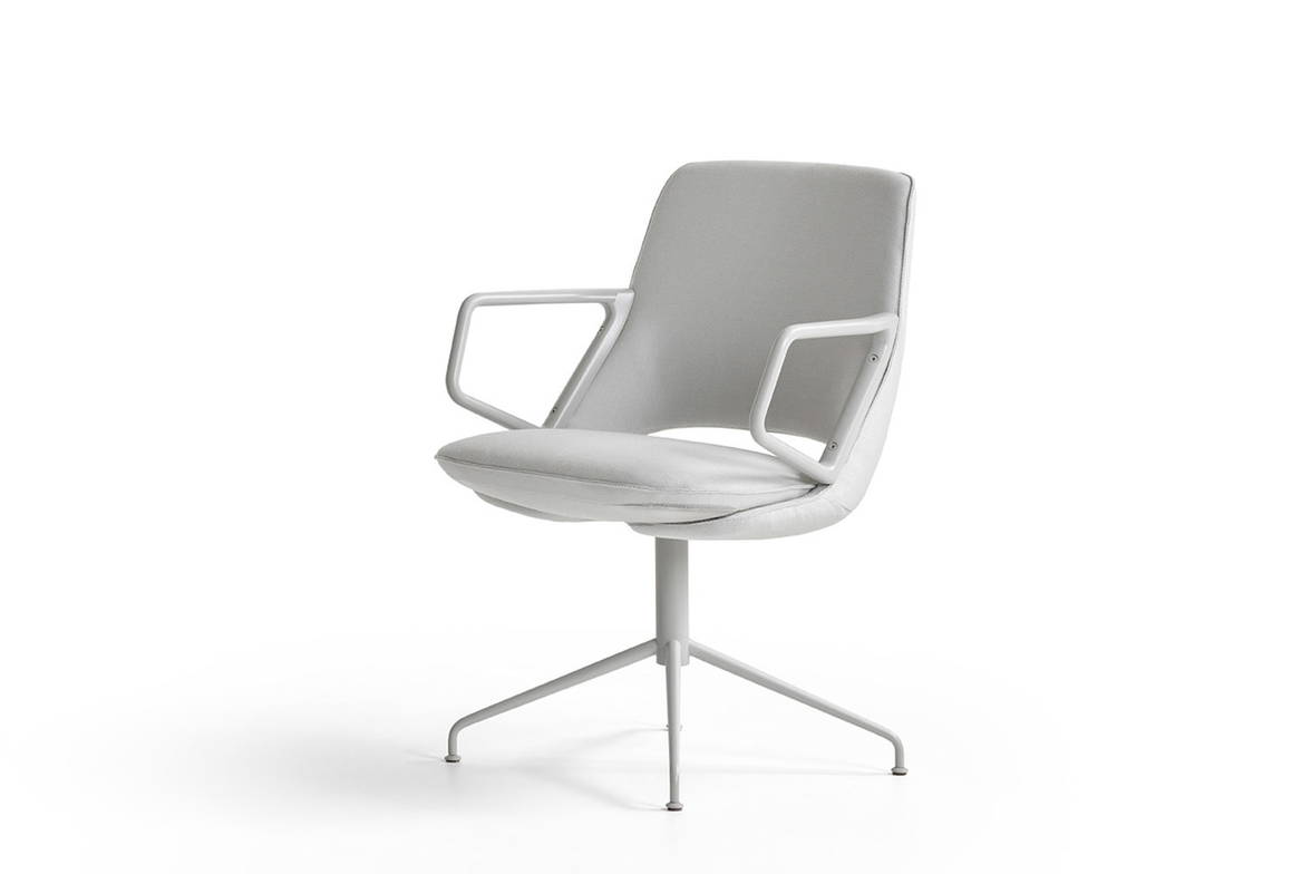 Zuma low back lounge chair by Artifort
Zuma low back lounge chair by Artifort